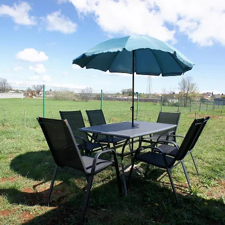 Charming House Surrounded By Greenery, 2 Km From Famous