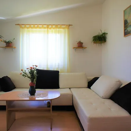 Charming House Surrounded By Greenery, 2 Km From Famous